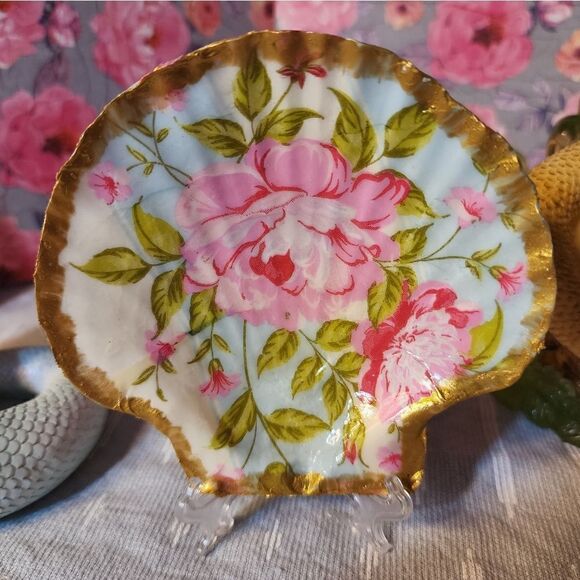 DECOUPAGE PINK FLOWERS ON A SCALLOPED SHELL - Picture 2 of 3